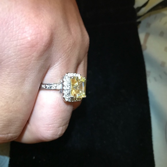 Costume Jewelry Ring - Picture 7 of 7